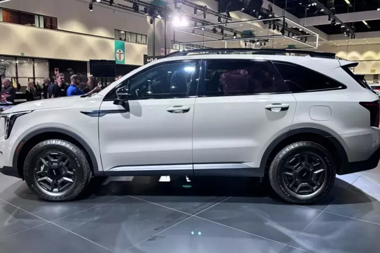 Chưa hết, Kia Sorento 2024 tại thị trường Mỹ còn có công nghệ khóa kỹ thuật số, cho phép mở/khóa cửa bằng điện thoại thông minh, và gương chiếu hậu kỹ thuật số. Trong khi đó, tính năng an toàn của xe được nâng cấp với hệ thống hỗ trợ tránh va chạm phía trước cải tiến.