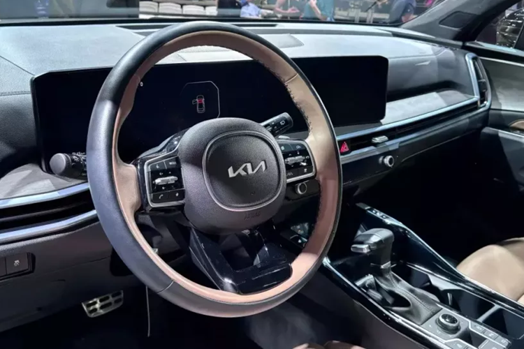 Được phát triển dựa trên bản X-Line, Kia Sorento X-Pro 2024 còn có những chi tiết khác với bản thường như cản trước/sau, baga nóc, lưới tản nhiệt màu đen bóng và khóa vi sai trung tâm. Nội thất của bản X-Pro tạo điểm nhấn bằng ghế bọc da, ốp gỗ open pore cùng sự kết hợp giữa 2 màu sắc là xanh ô liu và xanh nhạt.