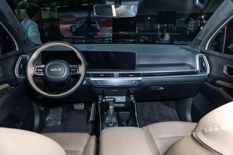 Những tính năng an toàn như hỗ trợ giữ làn đường, hỗ trợ bám làn đường, hỗ trợ lái trên cao tốc thế hệ thứ 2 và hệ thống kiểm soát hành trình thích ứng có khả năng sao chép thói quen tăng tốc/phanh của người lái cũng có trên mẫu xe này.