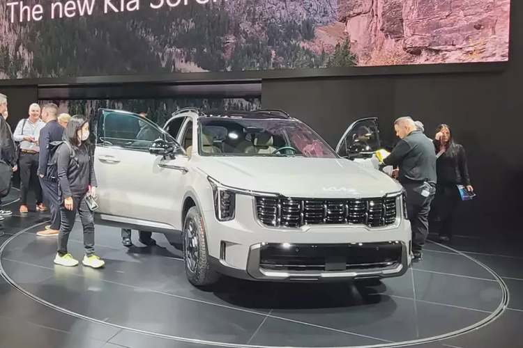 Nếu như Hyundai trình làng Santa Fe thế hệ mới tại triển lãm Ô tô Los Angeles 2023 thì Kia lại vén màn Sorento nâng cấp. Tương tự Hyundai SantaFe mới, Kia Sorento 2024 mới cũng được giới thiệu ở thị trường nội địa Hàn Quốc vào tháng 8 năm nay. Mỹ là thị trường thứ hai đón nhận mẫu SUV hạng trung này.