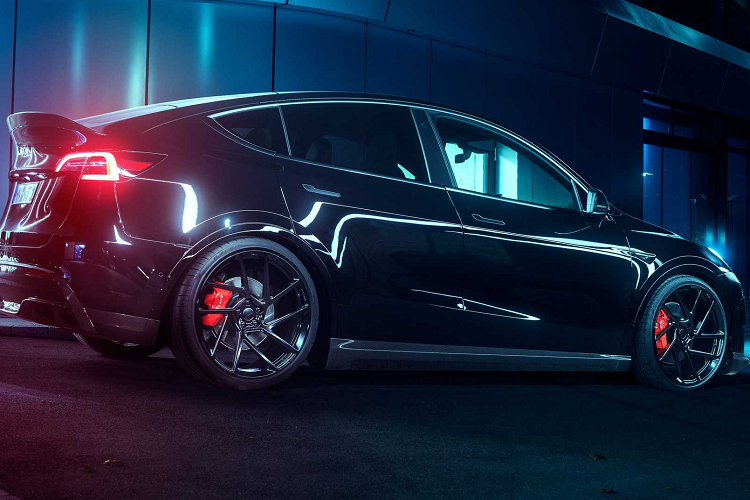 Có rất nhiều màu sắc và vật liệu đa dạng, có các chi tiết sợi carbon bảng điều khiển và các tấm cửa cũng như da Alcantara cho trần và các phần khác của nội thất xe. Khách hàng hoàn toàn có thể lựa chọn các tông màu phù hợp cho khoang nội thất xe khi đặt hàng.