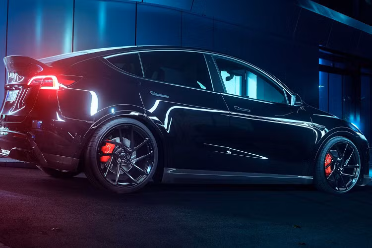 Có rất nhiều màu sắc và vật liệu đa dạng, có các chi tiết sợi carbon bảng điều khiển và các tấm cửa cũng như da Alcantara cho trần và các phần khác của nội thất xe. Khách hàng hoàn toàn có thể lựa chọn các tông màu phù hợp cho khoang nội thất xe khi đặt hàng.