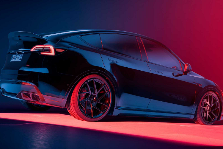 Xe cũng được trang bị thêm tấm lướt gió mới cho phần cản trước và bộ khuếch tán cản sau tạo nên kiểu dáng đẹp hơn ở phía sau, kết nối liền mạch hơn với các tấm ốp bên mới. Một trong những điểm nổi bật của gói khí động học Novitec là bộ mâm xe độ có kích thước 22 inch với lốp trước có thông số là 255/30 và lốp sau có thông số là 285/30.