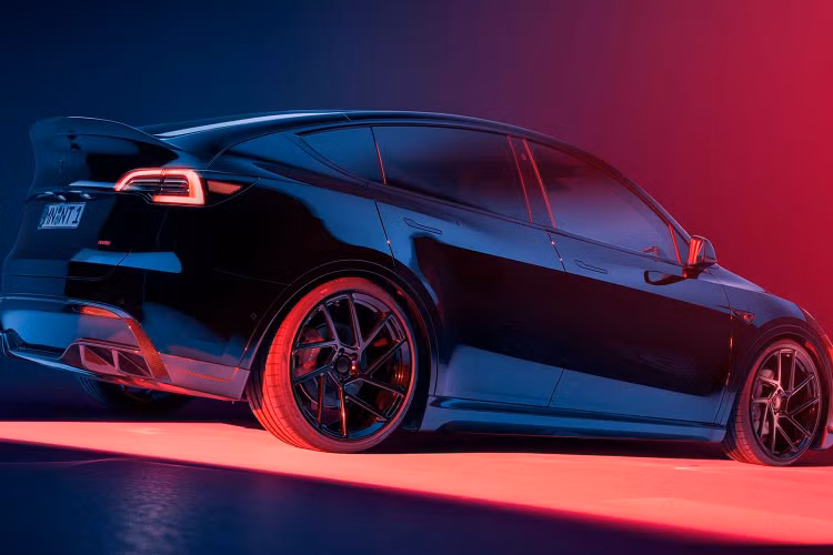 Xe cũng được trang bị thêm tấm lướt gió mới cho phần cản trước và bộ khuếch tán cản sau tạo nên kiểu dáng đẹp hơn ở phía sau, kết nối liền mạch hơn với các tấm ốp bên mới. Một trong những điểm nổi bật của gói khí động học Novitec là bộ mâm xe độ có kích thước 22 inch với lốp trước có thông số là 255/30 và lốp sau có thông số là 285/30.