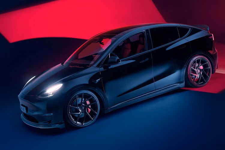 Các tinh chỉnh ở ngoại thất trên chiếc sedan điện tinh tế hơn một chút so với Model Y. Novitec cũng cho biết họ cung cấp các tùy chọn tùy chỉnh khác nhau cho nội thất của chiếc Crossover chạy bằng pin.