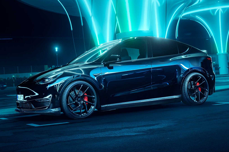 Đối với hệ thống treo, Novitec độ Tesla Model Y hệ thống treo bằng nhôm có thể điều chỉnh độ cao dành cho các phiên bản động cơ kép. Hệ thống treo này giúp làm cho chiếc xe không khí thải trở nên nhanh nhẹn hơn và có thể hạ thấp xe xuống khoảng 40 mm, từ đây đem lại hiệu quả khí động học cho chiếc xe điện hiệu năng cao.