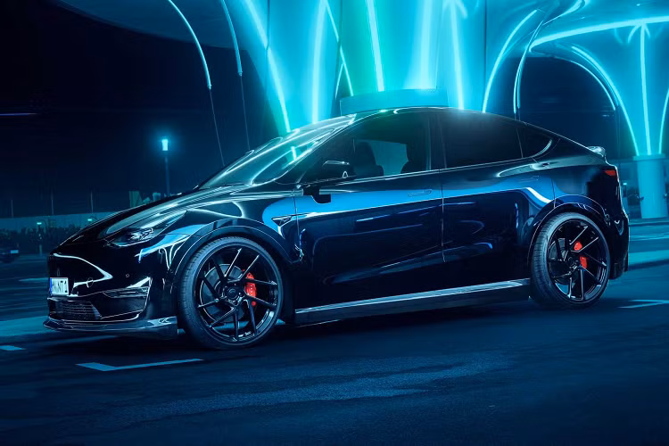 Đối với hệ thống treo, Novitec độ Tesla Model Y hệ thống treo bằng nhôm có thể điều chỉnh độ cao dành cho các phiên bản động cơ kép. Hệ thống treo này giúp làm cho chiếc xe không khí thải trở nên nhanh nhẹn hơn và có thể hạ thấp xe xuống khoảng 40 mm, từ đây đem lại hiệu quả khí động học cho chiếc xe điện hiệu năng cao.