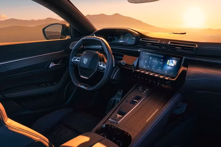 Mẫu xe sedan Peugeot 508 2024 cung cấp một danh sách phong phú phiên bản động cơ cho người dùng lựa chọn. Tùy chọn thứ nhất là động cơ xăng 3 xi-lanh, dung tích 1.2L với công suất tối đa 128 mã lực như cũ. Thứ hai là động cơ diesel 4 xi-lanh, dung tích 1.5L với công suất tương tự. Cả hai động cơ đều kết hợp với hộp số tự động 8 cấp và hệ dẫn động cầu trước.