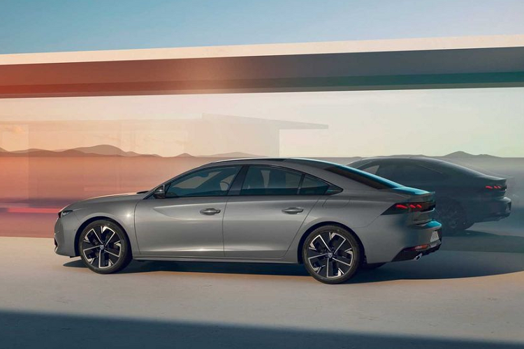 Các phiên bản hybrid đều được trang bị cụm pin 12,4 kWh. Với bộ sạc 3,7 kW tiêu chuẩn, xe cần 200 phút để sạc đầy pin. Bộ sạc 7,4 k W là trang bị tùy chọn, giúp rút ngắn thời gian sạc xuống còn một nửa.