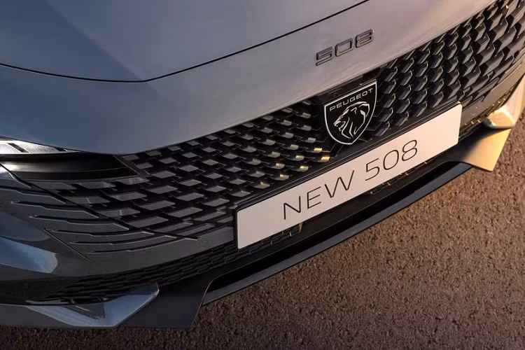 Cụm đèn pha sử dụng công nghệ LED ma trận, kết hợp 3 dải đèn LED định vị tạo hình móng vuốt sư tử đặc trưng của thương hiệu Peugeot. Phía sau, cụm đèn hậu có thiết kế mảnh mai hơn. Cụm tem chữ nổi in tên thương hiệu thay thế cho logo hình sư tử gắn trên cửa cốp.