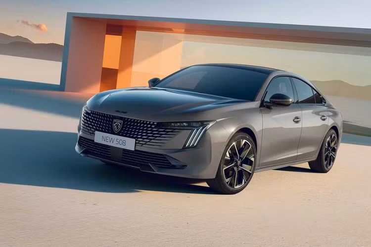  Peugeot 508 2024 mới có 2 kiểu dáng là sedan và wagon. Xe có ngoại hình mới mạnh mẽ và cá tính, nổi bật với lưới tản nhiệt có thiết kế đặc biệt. Tại khu vực này, mặt ca lăng có tạo hình không viền, kết hợp với mắt lưới tạo hiệu ứng thị giác 3D độc đáo.