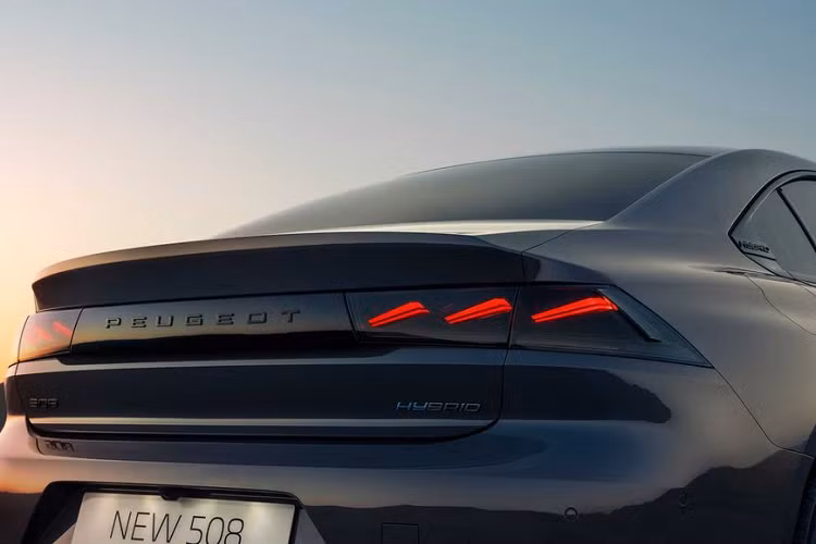 Ở khu vực nội thất, cần số Peugeot 508 bản cũ được thay thế bằng nút bấm chuyển số hiện đại hơn. Xe được trang bị bảng đồng hồ kỹ thuật số 12 inch với giao diện mới dành cho tính năng định vị, ADAS và chế độ lái. Màn hình giải trí trung tâm có kích thước 10 inch, hỗ trợ cập nhật phần mềm qua WiFi, kết nối điện thoại và chức năng điều khiển bằng giọng nói.