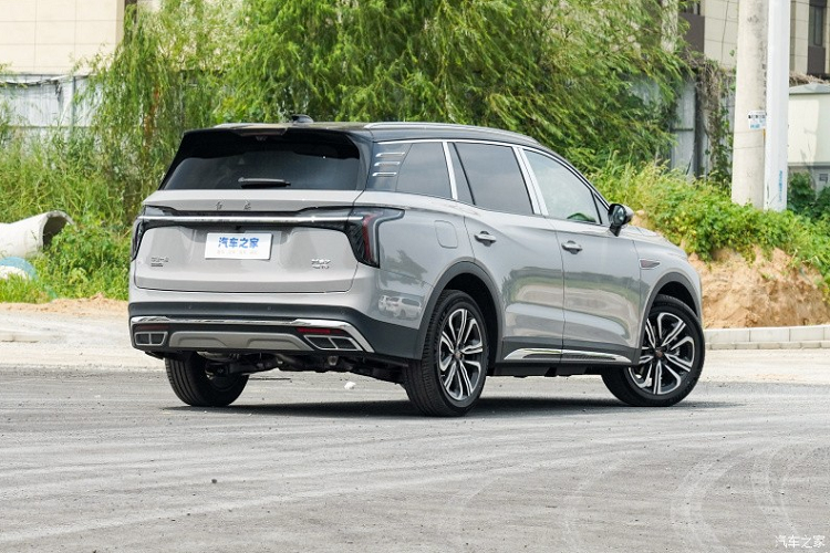 Tiếp đến vẫn là logo đặt giữa, với 1 thanh crôm kéo dài lên nắp capô, viền dưới sử dụng hốc hút gió kiểu xuyên suốt, trang bị tấm chắn màu bạc thể hiện phong cách của một chiếc SUV. Cuối cùng là chiếc xe Hồng Kỳ HS7 thế hệ mới sử dụng thiết kế đèn pha tách đôi, cũng mang đến cho xei một bầu không khí thời trang nhất định.