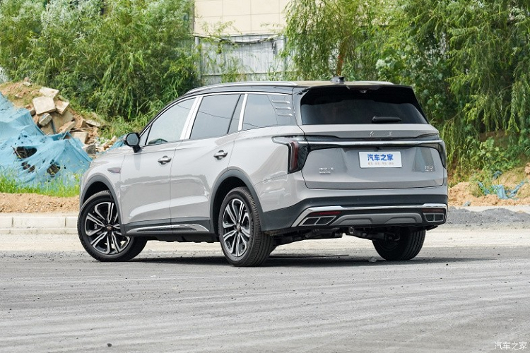 Trong đó, Hồng Kỳ HS7 hiện tại sử dụng động cơ 2.0T có công suất cực đại 252 mã lực, kết hợp với hộp số ly hợp kép ướt 7 cấp và dẫn động cầu sau. Động cơ V6 3.0T có công suất cực đại 337 mã lực, kết hợp với hộp số sàn tự động 8 cấp và được trang bị hệ dẫn động 4 bánh.