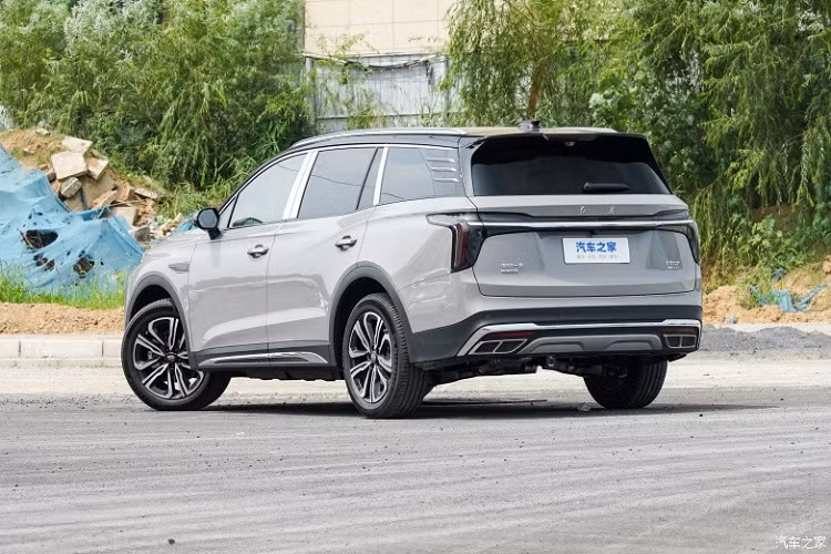 Trong đó, Hồng Kỳ HS7 hiện tại sử dụng động cơ 2.0T có công suất cực đại 252 mã lực, kết hợp với hộp số ly hợp kép ướt 7 cấp và dẫn động cầu sau. Động cơ V6 3.0T có công suất cực đại 337 mã lực, kết hợp với hộp số sàn tự động 8 cấp và được trang bị hệ dẫn động 4 bánh.