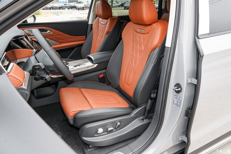 Xe còn được trang bị bộ la-zăng 5 chấu kép cỡ lớn, sơn 2 tông màu tương phản, các chấu mâm tạo hình dáng cho xe rất năng động. Vòng ra phần đuôi xe, nơi chiếc xe Hồng Kỳ HS7 thế hệ mới được trang bị đèn hậu kiểu xuyên thấu, được sơn màu tối, nối với nhau bằng thanh nẹp mạ crôm, đồng thời phía dưới được trang trí tổng cộng 4 ống xả ở hai bên trông rất hầm hố.