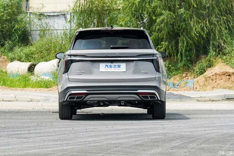 Tuy nhiên ở thời điểm đó, giá bán cũng như 1 số thông tin chi tiết về chiếc SUV hạng sang Hồng Kỳ HS7 của hãng xe Trung Quốc vẫn còn là ẩn số, vì thế, giới quan sát chờ đợi ngày ra mắt chính thức của xe, để xem, Hồng Kỳ đã thay đổi những gì trên HS7 thế hệ mới.