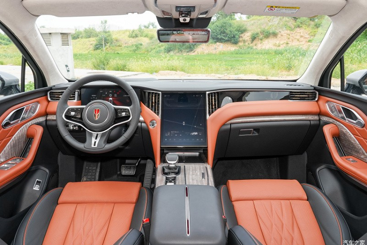 Về nội thất, Hồng Kỳ HS7 thế hệ mới sử dụng vô-lăng 3 chấu thiết kế mới mang phong cách thể thao hơn, các nút bấm vật lý được tinh giản tối đa, đằng sau vô lăng là bảng đồng hồ LCD toàn phần, giúp người lái dễ nắm bắt các thông số của xe.