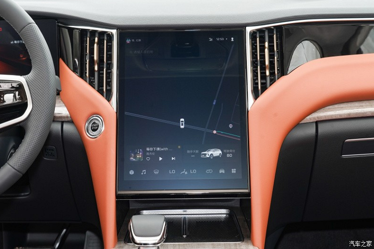 Nhìn từ bên hông, thiết kế đường eo trên chiếc xe Hồng Kỳ HS7 thế hệ mới tương đối cứng cáp và thể hiện cảm giác cơ bắp khỏe khoắn. Nóc xe được trang trí màu đen, cộng với gương chiếu hậu hai màu và thiết kế khí động học ở cột D.