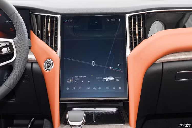 Nhìn từ bên hông, thiết kế đường eo trên chiếc xe Hồng Kỳ HS7 thế hệ mới tương đối cứng cáp và thể hiện cảm giác cơ bắp khỏe khoắn. Nóc xe được trang trí màu đen, cộng với gương chiếu hậu hai màu và thiết kế khí động học ở cột D.