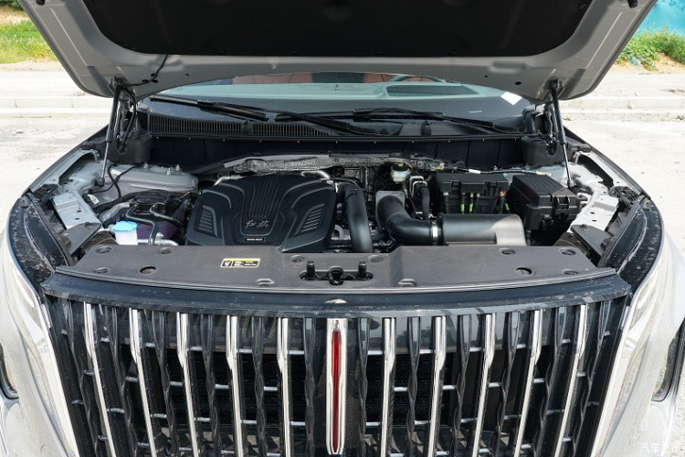 Ngoài ra, hàng ghế thứ 2 còn được trang bị một bàn nhỏ. Xe 7 chỗ có nội thất màu cam và bản 6 chỗ màu đỏ đậm. Về hệ truyền động của xe, mẫu xe Hồng Kỳ HS7 thế hệ mới dự kiến sẽ tiếp tục sử dụng động cơ như bản hiện tại, cung cấp hai cấu hình 2.0T và 3.0T.