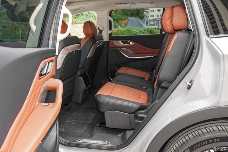 Điểm khen tiếp theo là màu nội thất của Hồng Kỳ HS7 thế hệ mới cũng sáng hơn, phong cách nội thất tổng thể trẻ trung và sử dụng màn hình điều khiển trung tâm cỡ lớn, dựng dọc, ôm gọn vào trong thiết kế của bảng điều khiển trung tâm, thay vì đặt nổi.