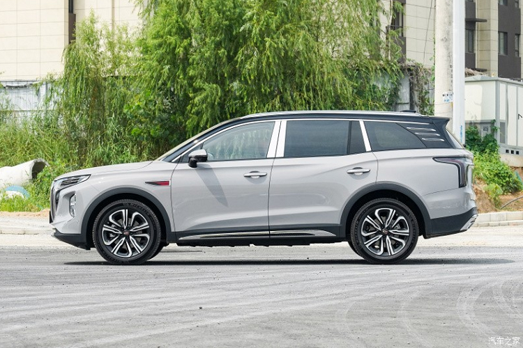 Từ quan điểm ngoại hình, chúng ta dễ dàng thấy chiếc xe Hồng Kỳ HS7 thế hệ mới đã có mặt trước được thay thế bằng phong cách thiết kế kiểu gia đình mới nhất, cho một hiệu ứng hình ảnh rất sang trọng và khí chất cần phải có của dòng xe SUV hạng sang tầm trung.