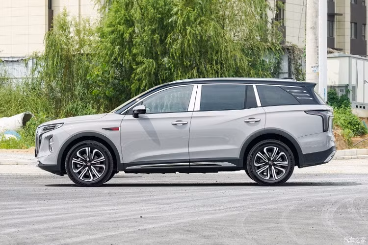 Từ quan điểm ngoại hình, chúng ta dễ dàng thấy chiếc xe Hồng Kỳ HS7 thế hệ mới đã có mặt trước được thay thế bằng phong cách thiết kế kiểu gia đình mới nhất, cho một hiệu ứng hình ảnh rất sang trọng và khí chất cần phải có của dòng xe SUV hạng sang tầm trung.