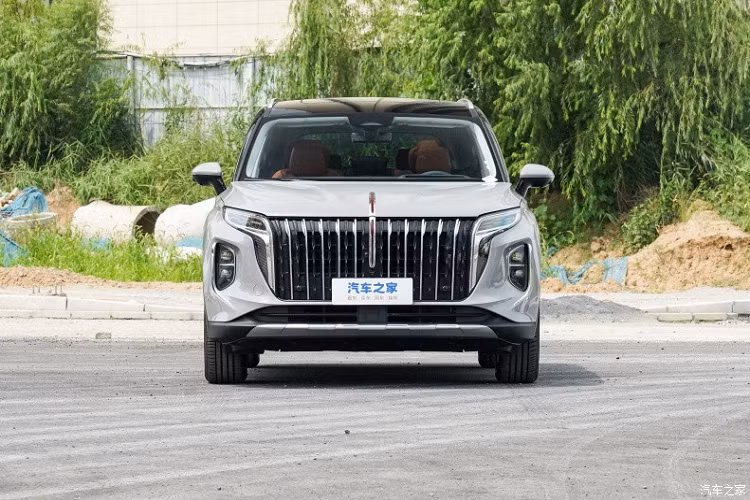 Tại triển lãm ôtô Thượng Hải 2023 diễn ra trong tháng 4/2023, đã có nhiều sự bất ngờ, cũng như thú vị cho khách tham quan với hàng trăm mẫu xe được trưng bày, gần phân nửa số này là xe mới, 1 trong số đó, Hồng Kỳ HS7 hoàn toàn mới đã chính thức được vén màn.