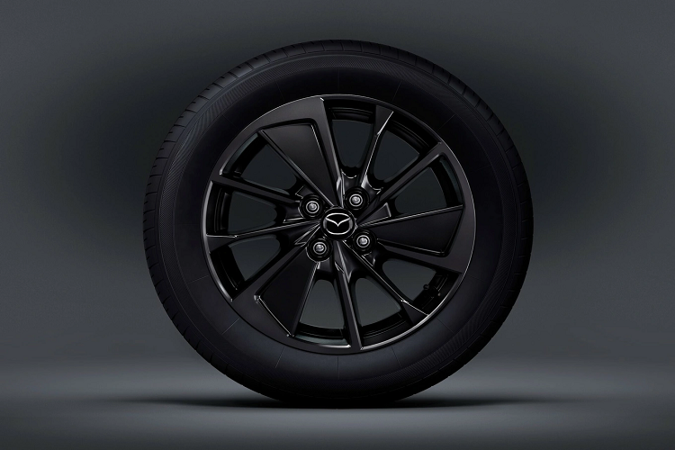 Trong đó, động cơ xăng của xe sẽ kết hợp với hộp số tự động 6 cấp. Trong khi đó, động cơ diesel có thể đi với hộp số tự động 6 cấp hoặc hộp số sàn 6 cấp. Ngoài ra, xe còn có hệ dẫn động 1 cầu hoặc 2 cầu.