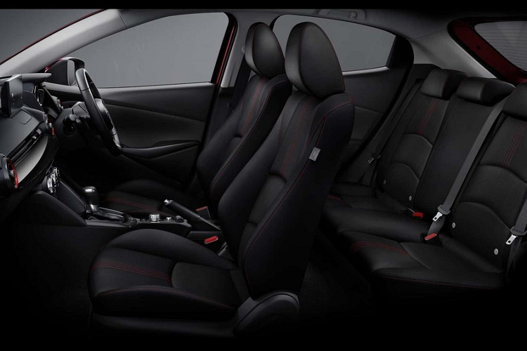 Thay đổi tiếp theo của Mazda2 2024 mới ở thị trường Nhật Bản là sự biến mất của bản 15 Sunlit Citrus cũ. Hiện mẫu xe này chỉ còn 7 bản là 15C, 15BD, 15Sport, 15MB, XD, XD BD và XD Sport+. Trong khi đó, bản XD có thêm nhiều trang bị tiêu chuẩn hơn trước. Riêng bản Sport được trang bị nóc sơn cùng màu thân xe thay vì đen như phiên bản cũ.