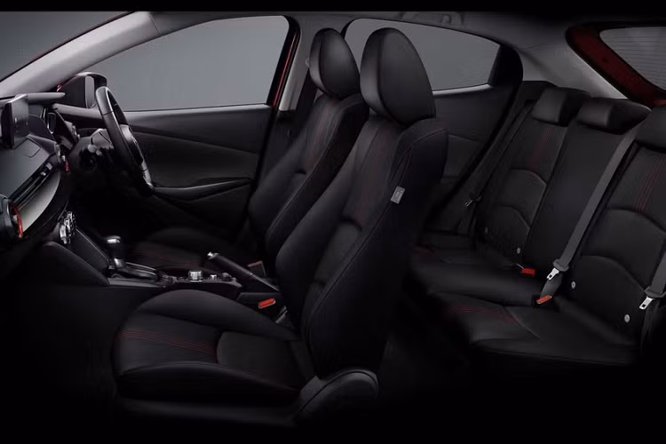 Thay đổi tiếp theo của Mazda2 2024 mới ở thị trường Nhật Bản là sự biến mất của bản 15 Sunlit Citrus cũ. Hiện mẫu xe này chỉ còn 7 bản là 15C, 15BD, 15Sport, 15MB, XD, XD BD và XD Sport+. Trong khi đó, bản XD có thêm nhiều trang bị tiêu chuẩn hơn trước. Riêng bản Sport được trang bị nóc sơn cùng màu thân xe thay vì đen như phiên bản cũ.