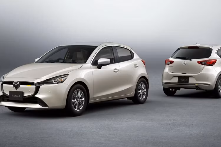 Ngoài những điểm mới kể trên, Mazda2 2024 không có gì khác biệt so với phiên bản nâng cấp ra mắt tại Nhật Bản vào đầu năm nay. Tùy theo phiên bản, xe sẽ dùng động cơ xăng hoặc diesel cùng có dung tích 1.5L.