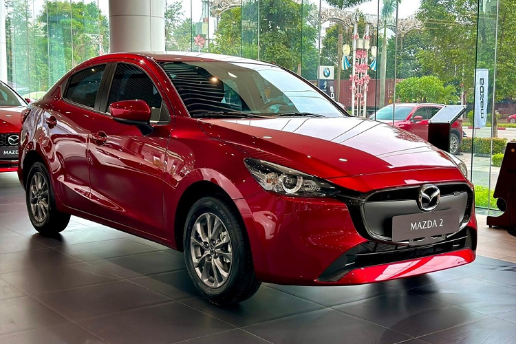 Tại Việt Nam, Mazda2 phiên bản nâng cấp cũng đã cập bến đại lý từ tháng 7 năm nay. Xe tiếp tục được nhập khẩu nguyên chiếc từ Thái Lan với giá dao động từ 415 - 519 triệu đồng.