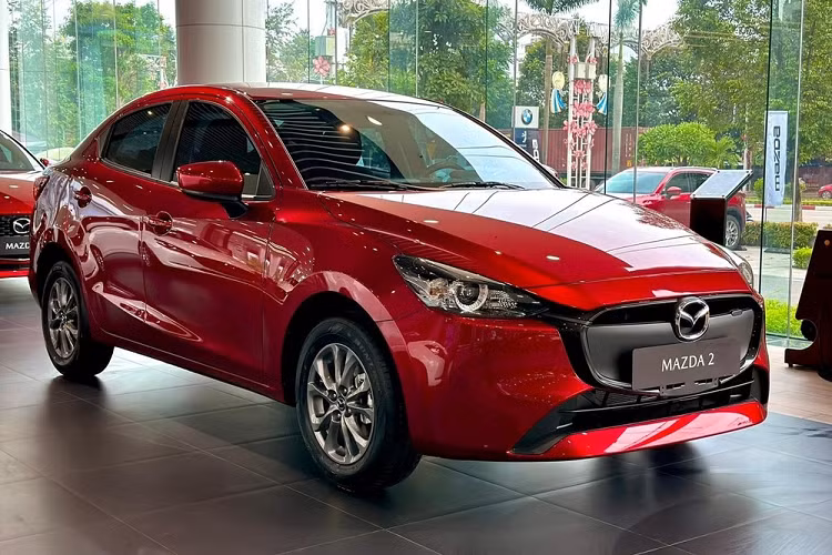 Tại Việt Nam, Mazda2 phiên bản nâng cấp cũng đã cập bến đại lý từ tháng 7 năm nay. Xe tiếp tục được nhập khẩu nguyên chiếc từ Thái Lan với giá dao động từ 415 - 519 triệu đồng.