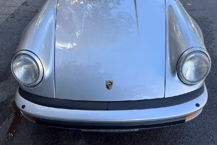 Với sức mạnh này, chiếc Porsche 930 Turbo hơn 40 tuổi đặc biệt của ông Đặng Lê Nguyên Vũ chỉ mất 4,6 giây để tăng tốc từ 0 - 100 km/h trước khi đạt vận tốc tối đa 260 km/h.