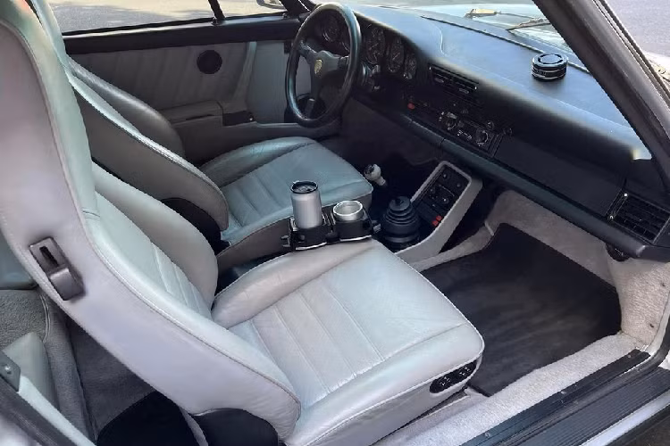 Khoang lái của chiếc Porsche 930 Turbo có thiết kế tối giản, tuy nhiên vẫn mang trong mình DNA của thương hiệu Đức với vô lăng thể thao, đặc biệt là bộ 5 đồng hồ đặc trưng của dòng 911. Mục đích của việc tối giản hoá thiết kế nội thất là nhằm giúp tài xế tập trung vào trải nghiệm của xe mang lại. Các chi tiết da và nhựa trên xe đã có dấu hiện xỉn màu, đây là một điều dễ hiểu đối với một mẫu xe đã có hơn 40 năm tuổi đời.