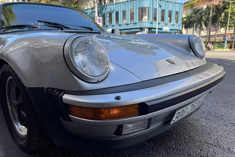 Mới đây, chiếc Porsche 930 Turbo của Đặng Lê Nguyên Vũ đã bất ngờ xuất hiện trên một tuyến đường ở TP.HCM, sau một thời gian dài “mai danh ẩn tích”. Đây là một trong những mẫu xe thể thao có tốc độ nhanh nhất ở thời điểm những năm 1980.