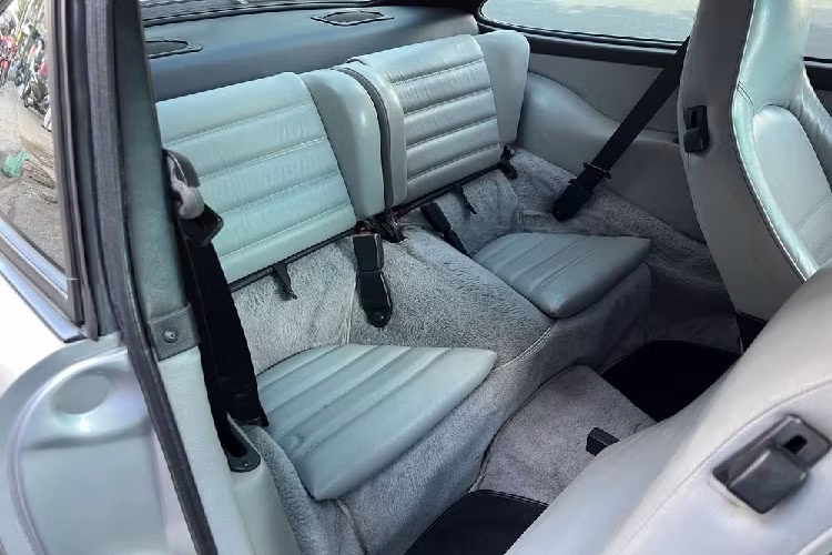 Từng là mẫu xe mạnh nhất của Porsche suốt thời gian dài, nên 930 Turbo được trang bị khối động cơ khá “ghê gớm”. Cụ thể, xe sử dụng động cơ 6 xy-lanh 3.3L tăng áp cho ra công suất tối đa 282 mã lực và 412 Nm mô-men xoắn.