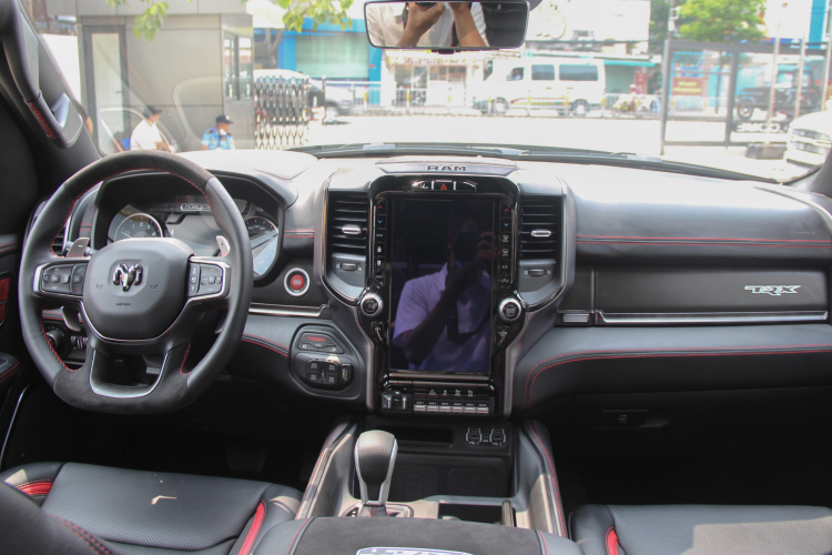 Xe còn được trang bị khoá vi sai cầu sau điện tử, cầu sau Dana 60 có thể di chuyển lên đến 13 inch. Ram 1500 TRX có khoảng sáng gầm lên đến 300 mm nên dễ dàng lội nước sâu nhất 81.28 cm.