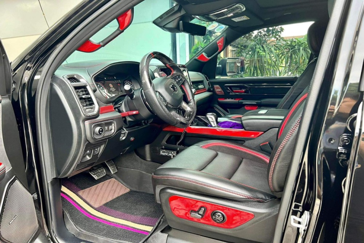 Sức mạnh của Ram 1500 TRX bán tải còn cao hơn nhiều xe thể thao hay thậm chí siêu xe như Lamborghini Aventador LP700-4 chỉ có 690 mã lực dù được trang bị động cơ V12 hay Ferrari Roma có sức mạnh 620 mã lực...