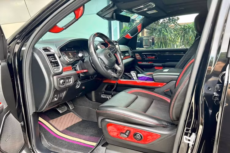 Sức mạnh của Ram 1500 TRX bán tải còn cao hơn nhiều xe thể thao hay thậm chí siêu xe như Lamborghini Aventador LP700-4 chỉ có 690 mã lực dù được trang bị động cơ V12 hay Ferrari Roma có sức mạnh 620 mã lực...