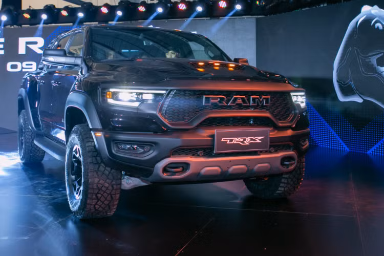 Nội công đầy ấn tượng này sẽ đi kèm hộp số tự động 8 cấp cùng hệ dẫn động 4 bánh, nhờ đó đã giúp mẫu xe siêu bán tải Ram 1500 TRX chỉ mất thời gian tăng tốc từ vị trí xuất phát lên 100 km/h trong thời gian 4,5 giây trước khi đạt tốc độ tối đa 190 km/h.