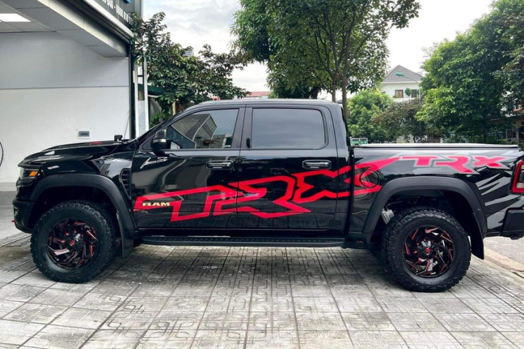 Mới đây, một chiếc siêu bán tải Ram 1500 TRX đã được đưa về garage của một đại gia tại Thái Nguyên. Không những vậy, Không những vậy, chiếc xe còn đeo biển số 20A-577.89 "sảnh tiến" nâng tầm giá trị.