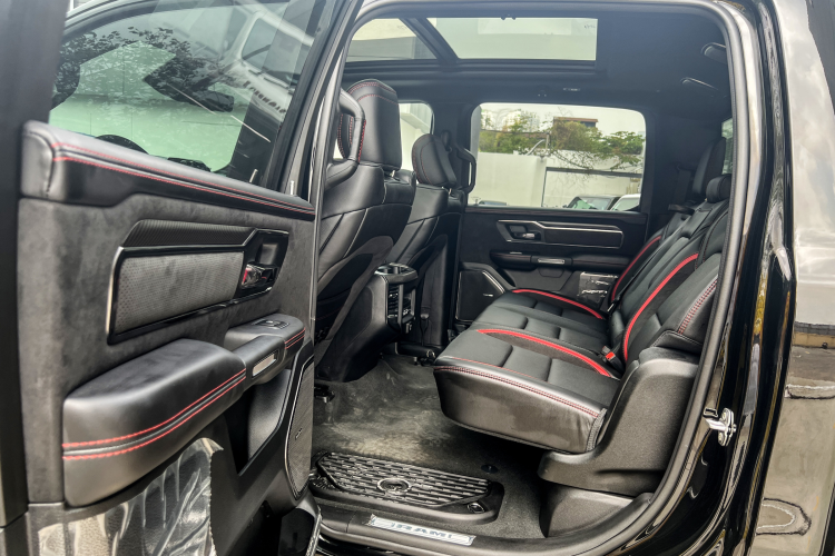 Bên trong khoang lái của Ram 1500 TRX có nội thất được bọc bằng nỉ và vinyl, khách có thể tùy chọn ghế ngồi bọc da cao cấp Natura Plus phối da lộn và điểm nhấn là một số chi tiết được ốp carbon.