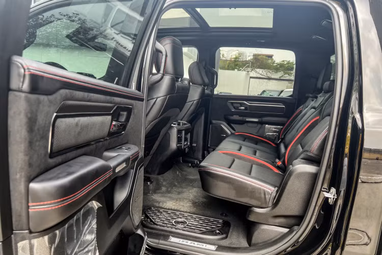 Bên trong khoang lái của Ram 1500 TRX có nội thất được bọc bằng nỉ và vinyl, khách có thể tùy chọn ghế ngồi bọc da cao cấp Natura Plus phối da lộn và điểm nhấn là một số chi tiết được ốp carbon.