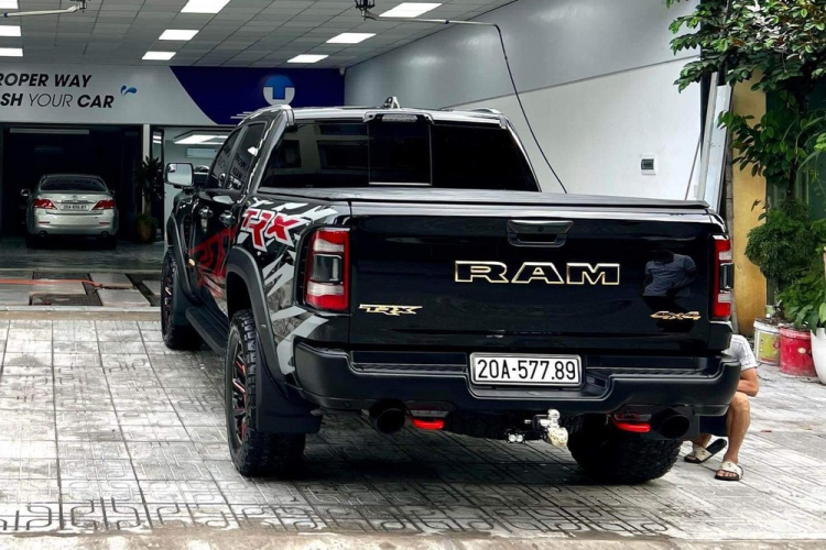 Nếu bạn vẫn đang tò mò chưa biết giá xe Ram 1500 TRX ra sao, thì đại lý chính hãng đã đưa ra mức giá bán 7,9 tỷ đồng cho những ai có ý định sở hữu xe siêu bán tải Ram 1500 TRX tại Việt Nam. Được biết, chi phí lăn bánh cho xe Ram 1500 TRX phải đâu đó trên 9 tỷ đồng.