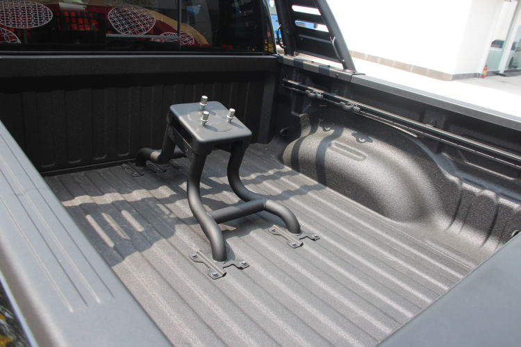 Chưa hết, Ram 1500 TRX còn nổi tiếng có thể chạy trên mọi địa hình nhờ các trang bị ấn tượng như bộ lốp Goodyear Territory 35 inch chuyên dụng đi cùng la-zăng 18 inch và phía trong là hệ thống treo FOX Racing Shox Live-Valve được phát triển bởi FOX và Ford Performance.