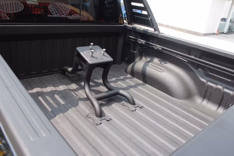 Chưa hết, Ram 1500 TRX còn nổi tiếng có thể chạy trên mọi địa hình nhờ các trang bị ấn tượng như bộ lốp Goodyear Territory 35 inch chuyên dụng đi cùng la-zăng 18 inch và phía trong là hệ thống treo FOX Racing Shox Live-Valve được phát triển bởi FOX và Ford Performance.