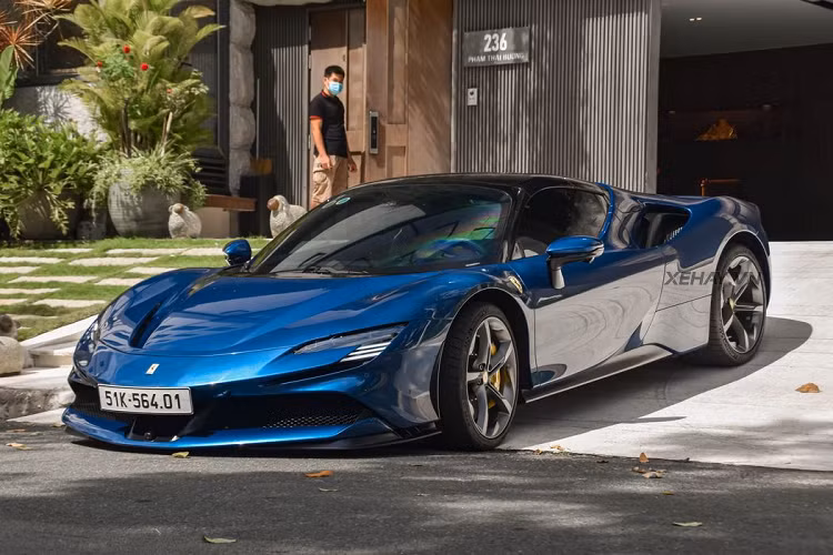 Pagani Huayra của Minh Nhựa được trang bị động cơ V12 tăng áp kép 6.0L công suất lên tới 719 mã lực và mô-men xoắn ở mức 1.000 Nm. Nhờ trọng lượng nhẹ nên chiếc hypercar có thể tăng tốc từ 0-100 km/h chỉ tốn 2,8 giây cùng vận tốc tối đa lên tới 383 km/h. Mẫu xe này được sản xuất giới hạn 100 chiếc trên toàn thế giới.